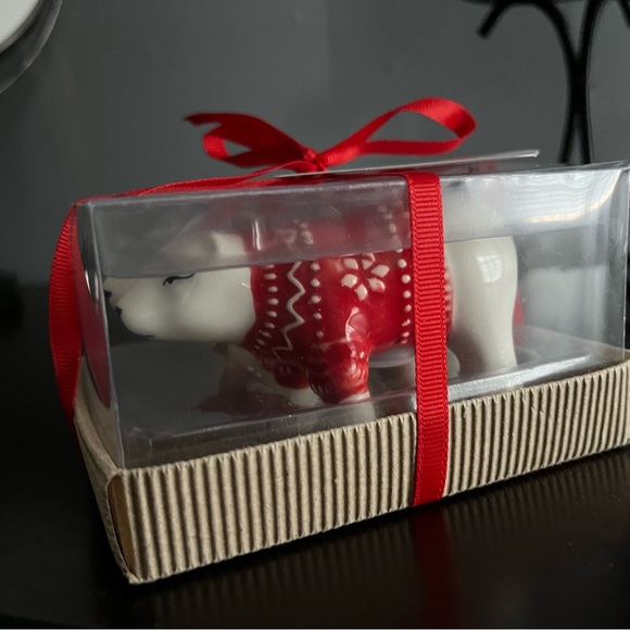 Sleigh Hill Trading Co. Polar Bear Salt & Pepper Shaker Set - Picture 2 of 4